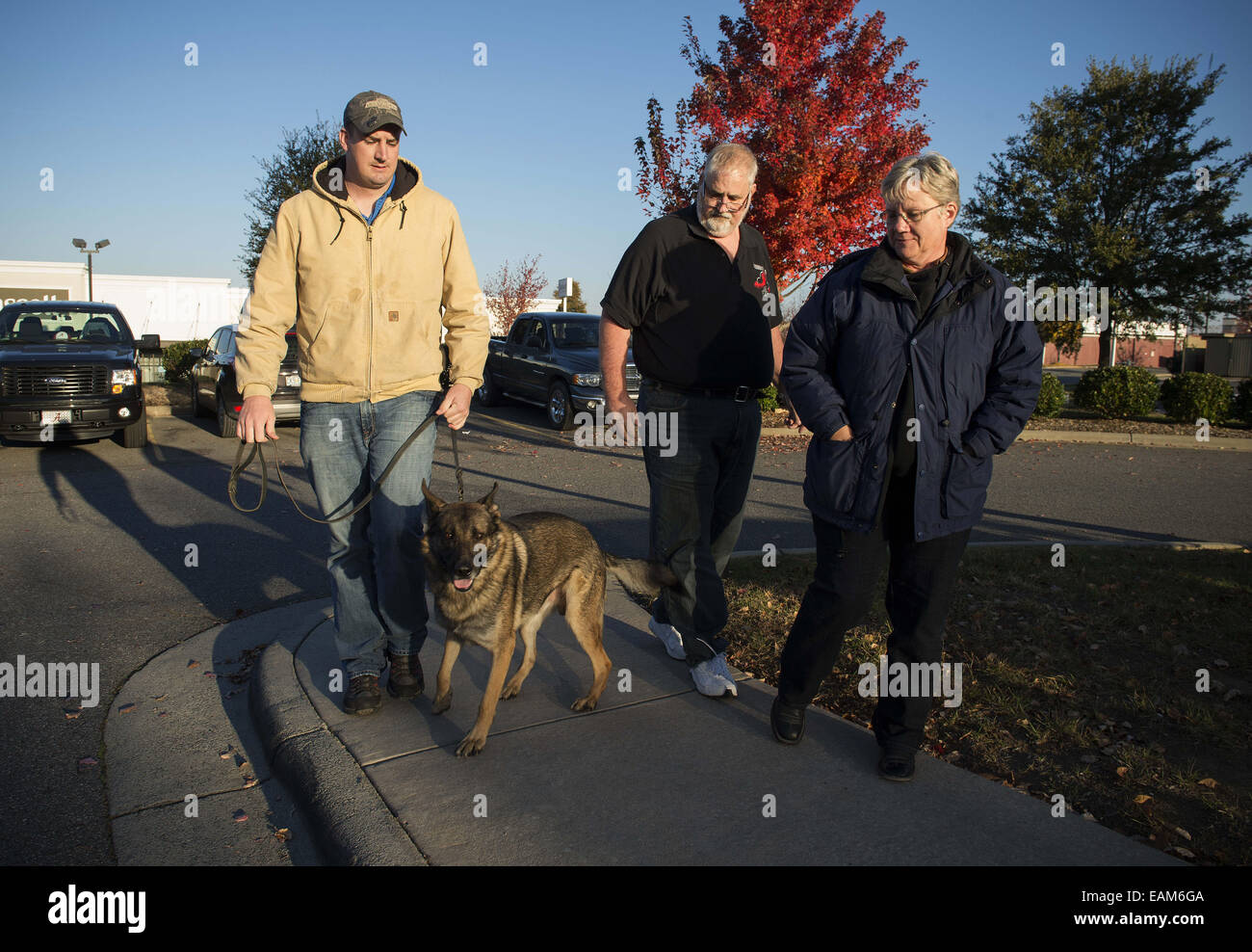 Le 15 novembre 2014 - Fayetteville, NC - l'Armée de la CPS. BRENT le passe-câble a été réunie avec son armée américaine Matty, berger allemand formé, après avoir été séparés pendant plus d'un an. Les deux avaient été blessés dans la guerre. Passe-câble, maintenant 23, est revenu d'Afghanistan avec un traumatisme crânien, la perte de l'ouïe et de la moelle. Malgré le droit d'adopter Matty, la bombe-détection d'un chien d'assistance a mystérieusement une autre famille avec qui ont pris d'affection pour lui et l'a adopté à la place. Le père passe-fil Don a persévéré pendant plus d'un an pour retrouver Matty, malgré les menaces de prison à son fils de militaire Banque D'Images