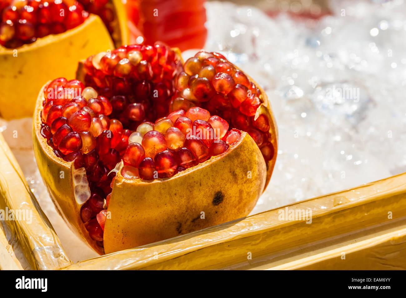 Un fruit grenade sur la glace dans une échoppe de marché à Bangkok, Thaïlande Banque D'Images