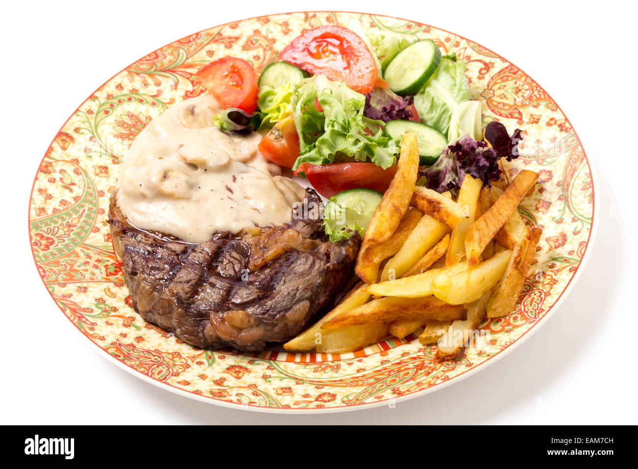 Assiette à entrecôte grillée de steak de boeuf servi avec une sauce aux champignons, salade et pommes de terre frites. Banque D'Images