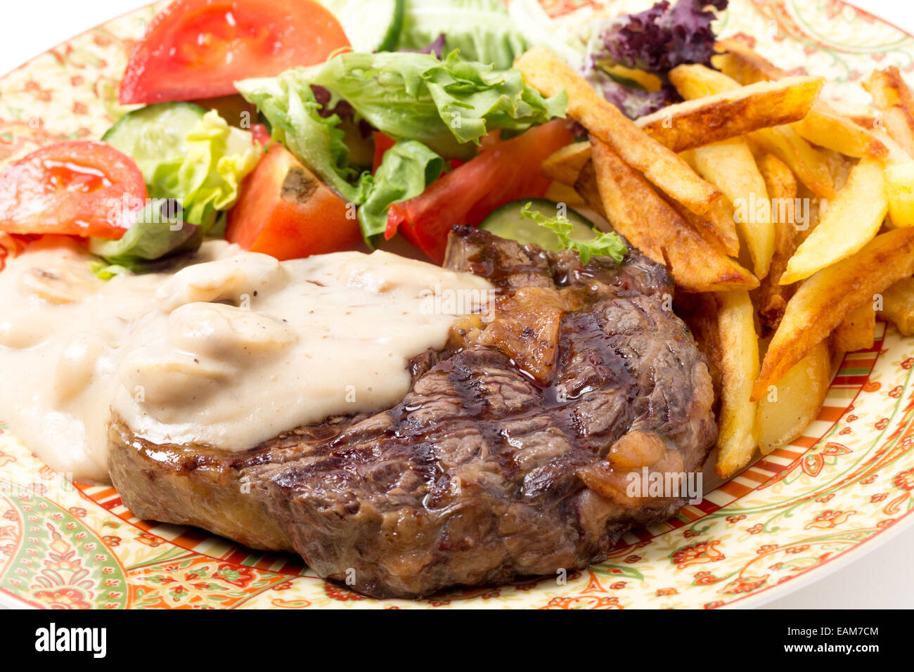 Faux-filet grillé Steak de boeuf servi avec une sauce aux champignons, salade et pommes de terre frites. Banque D'Images