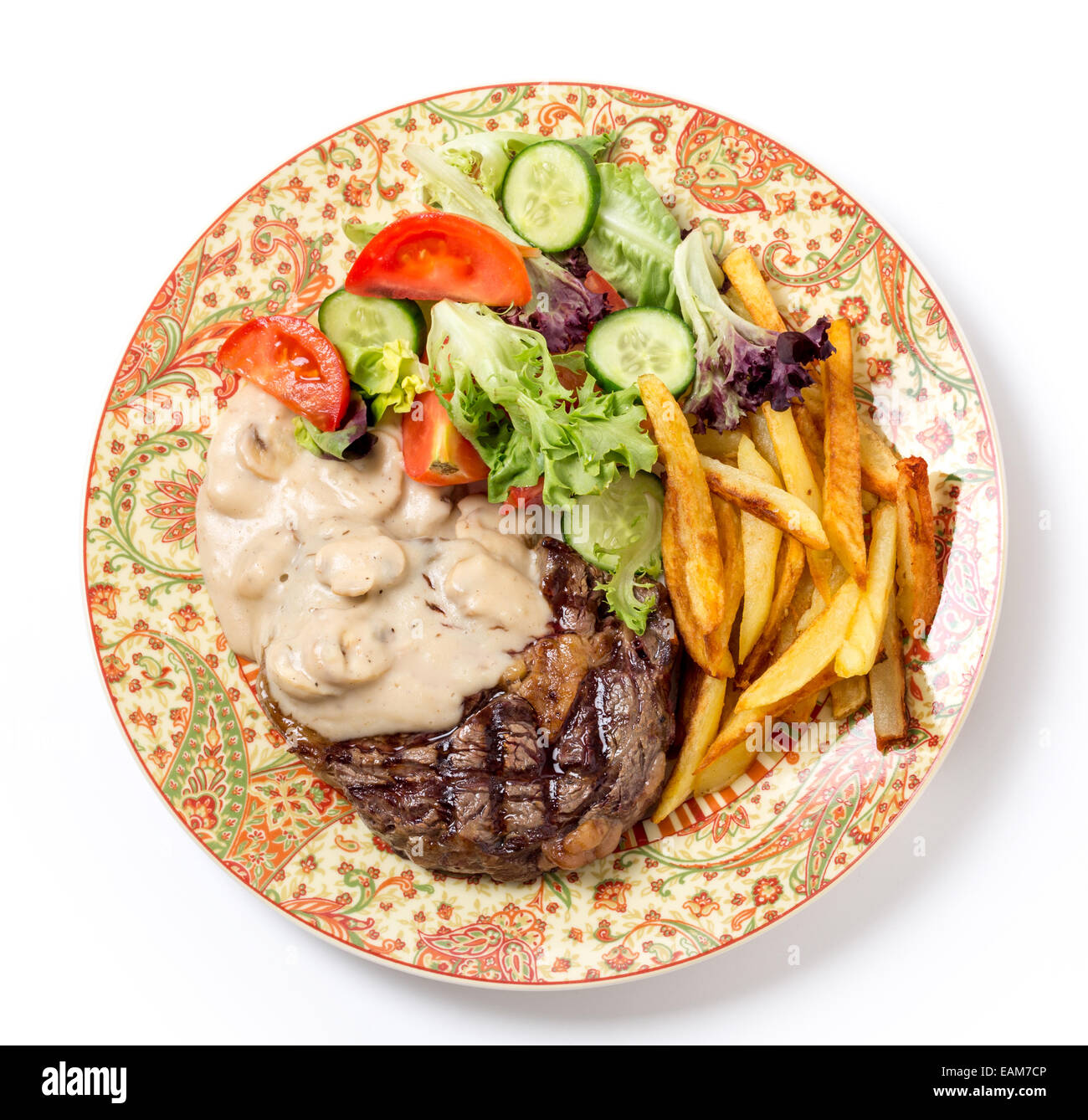 Vue à vol d'oiseau de faux-filet grillé Steak de boeuf servi avec une sauce aux champignons, salade et pommes de terre frites. Banque D'Images