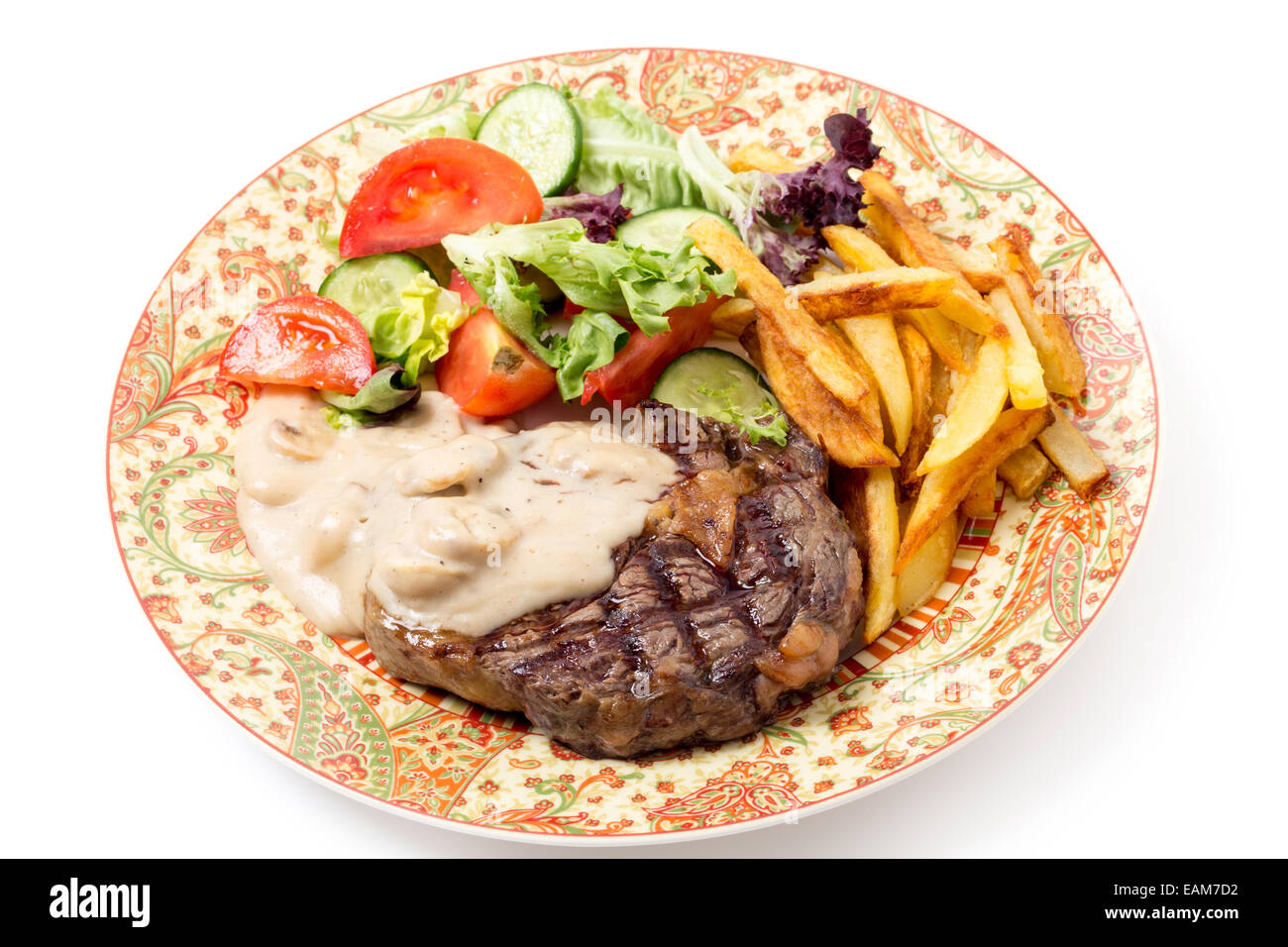 Faux-filet grillé Steak de boeuf servi avec une sauce aux champignons, salade et pommes de terre frites. Banque D'Images
