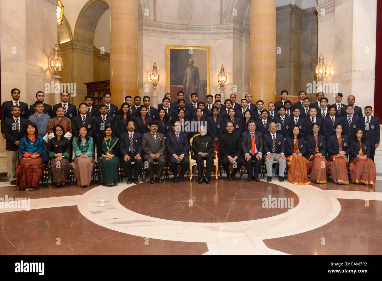 Le Président de l'Inde, Shri Pranab Mukherjee, réunion avec les probationnaires du 65e lot de l'Indian Revenue Service (Douanes et Accise) Central de l'Académie nationale des stupéfiants, et Douanes Accise Faridabad à Rashtrapati Bhavan sur 17-11-14 © Bhaskar Mallick/Pacific Press/Alamy Live News Banque D'Images