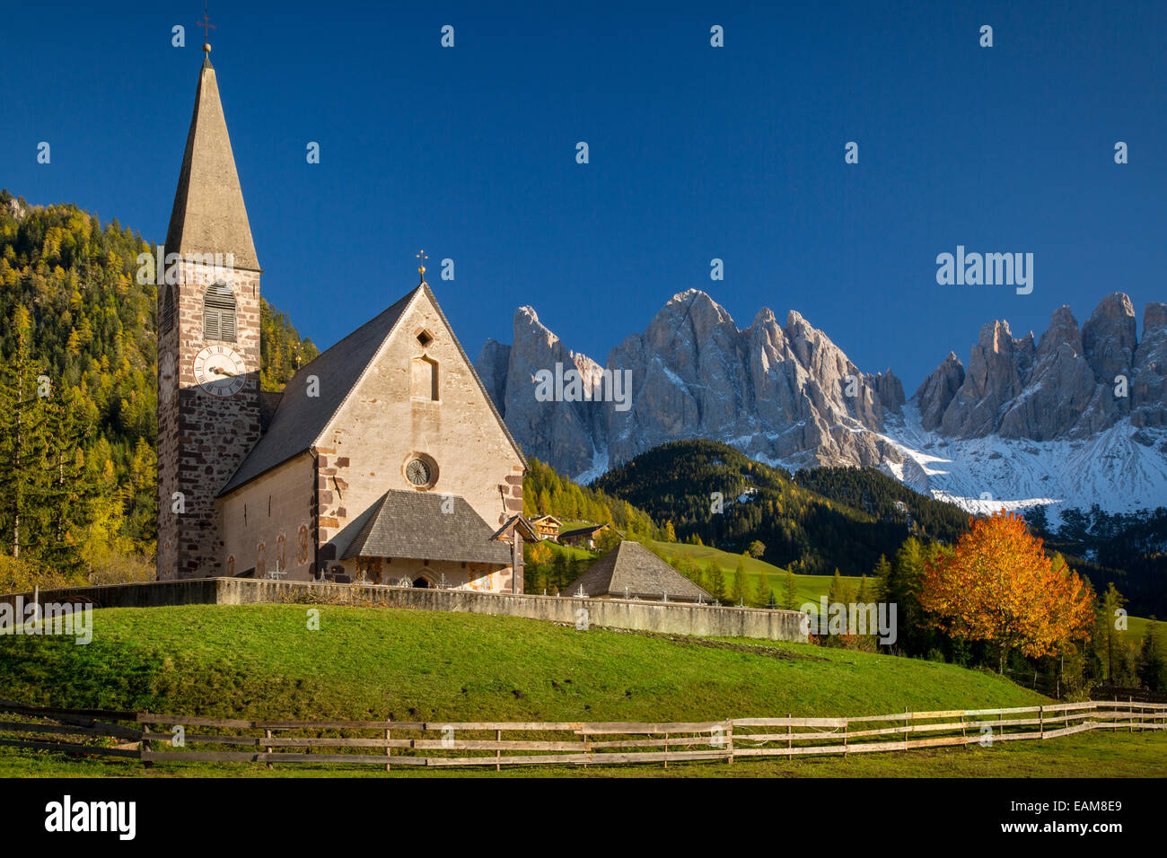 Santa Maddelena Geisler Spitzen ci-dessous dans les Dolomites, Val di Funes, Trentin-Haut-Adige, Italie Banque D'Images