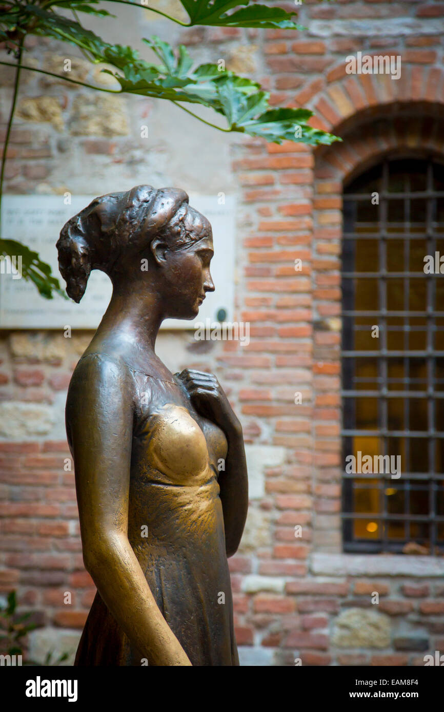 Statue en bronze de Giullieta de Roméo et Juliette (FAME), Cassa Giullieta, Vérone, Vénétie, Italie Banque D'Images