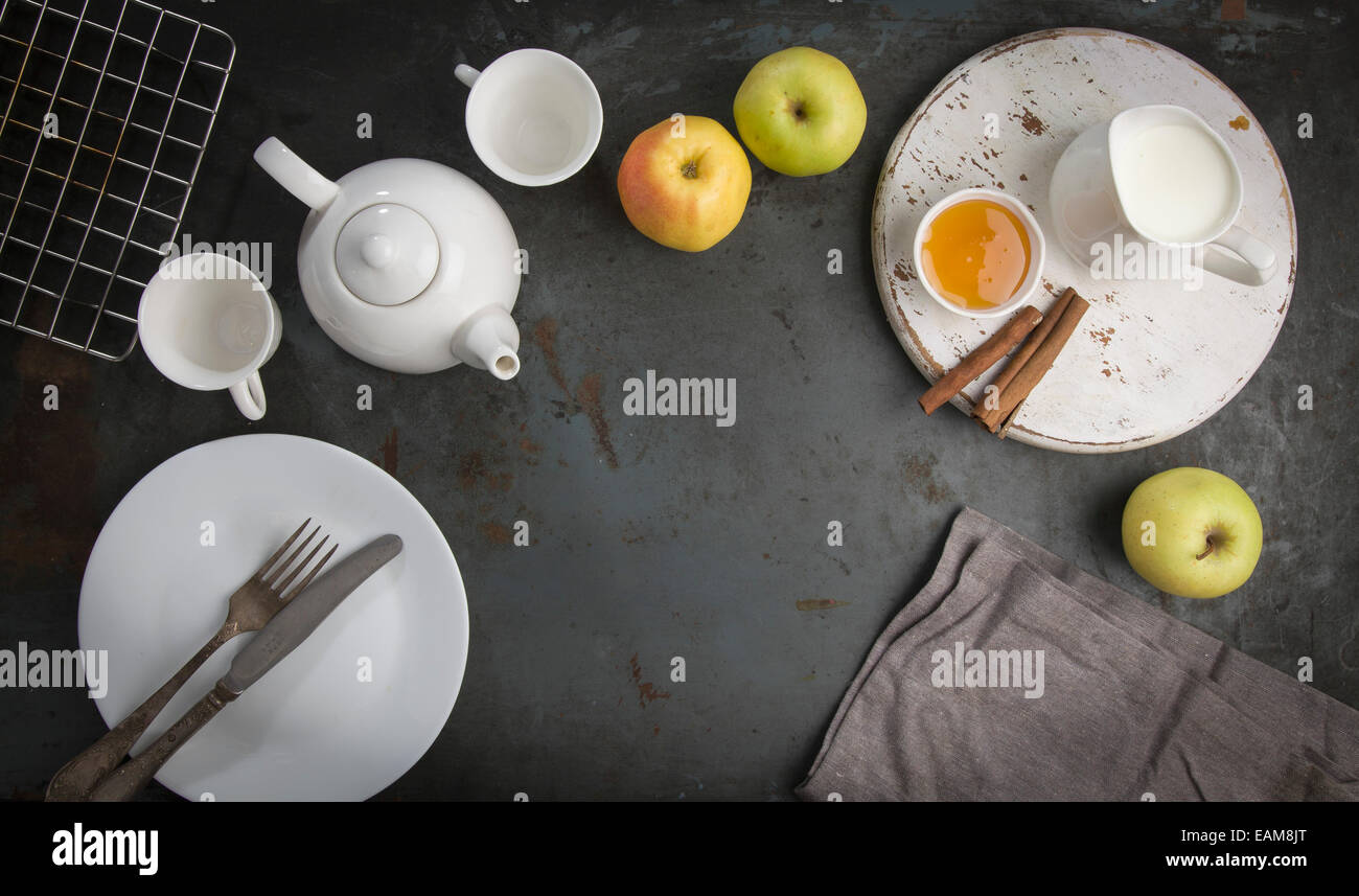 Le petit déjeuner du matin avec du thé et les pommes. Banque D'Images