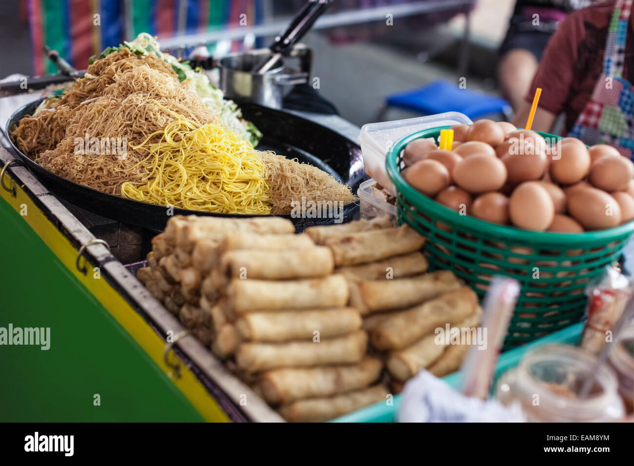 Thai Food dans un marché de rue à Bangkok avec des nouilles, rouleaux de printemps et les oeufs Banque D'Images