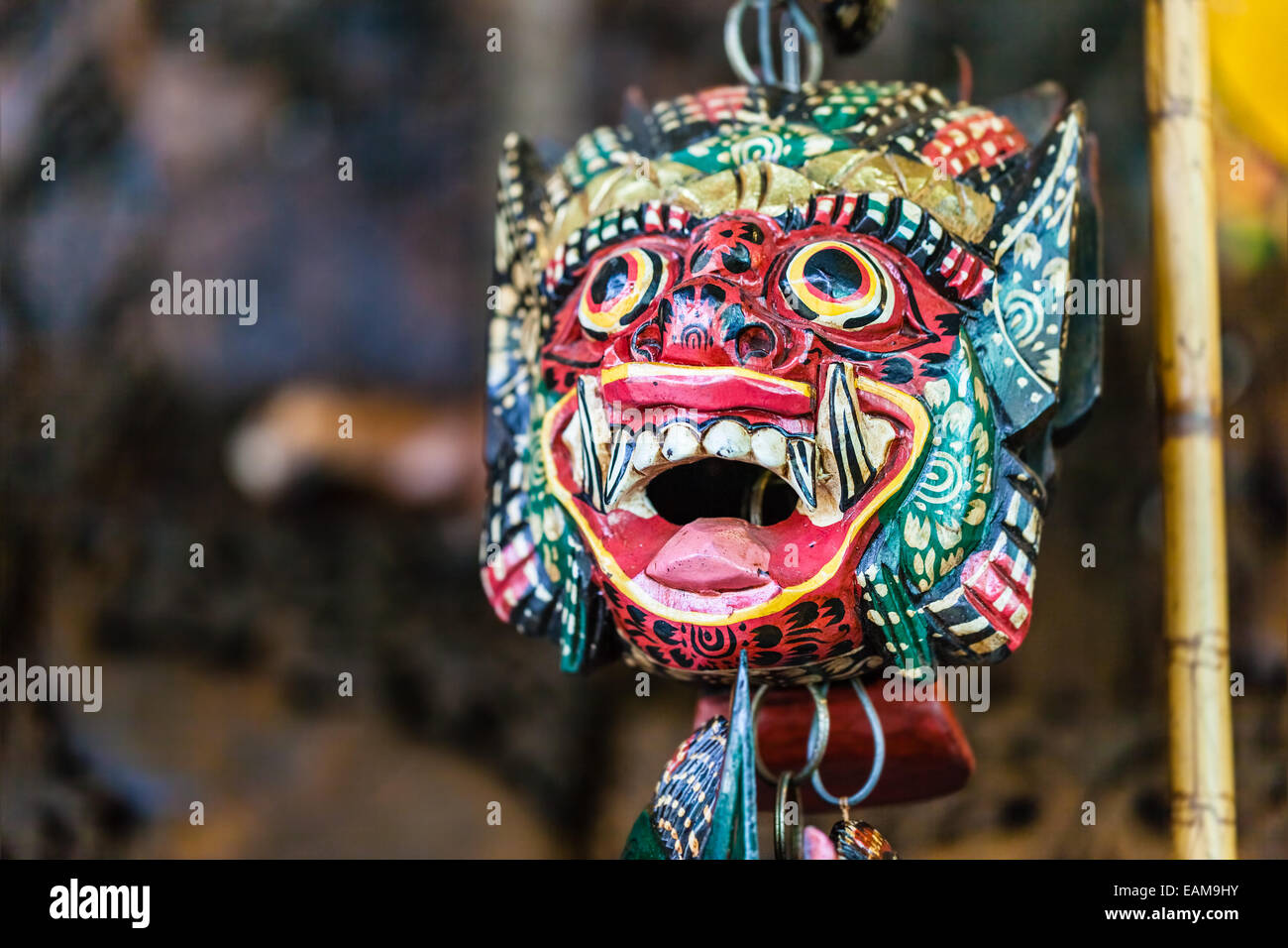 Un démon thaïlandais traditionnel masque de bois en vente comme un souvenir dans le marché flottant de Damnoen Saduak Banque D'Images