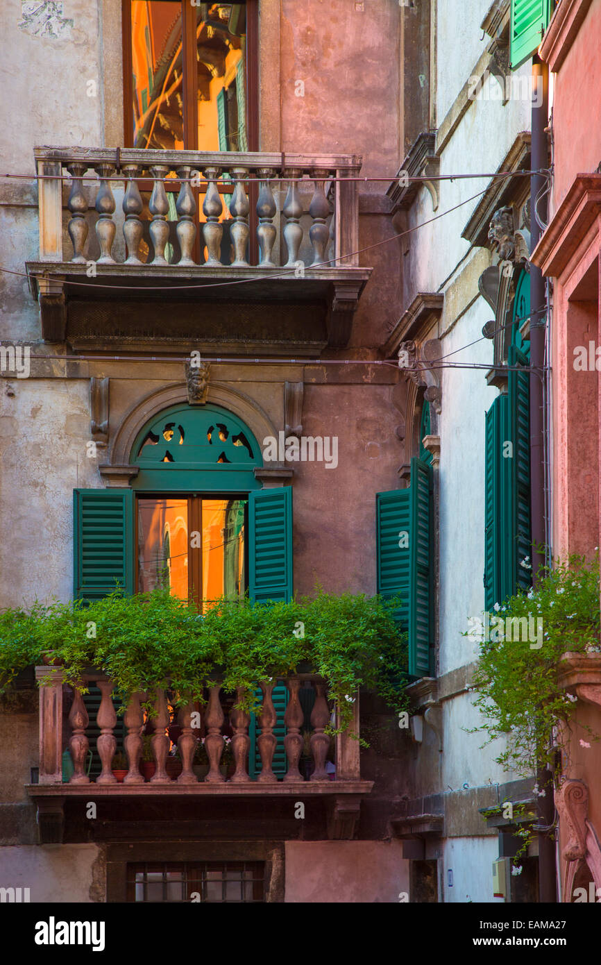 Un balcon sur les maisons à Vérone, Vénétie, Italie Banque D'Images