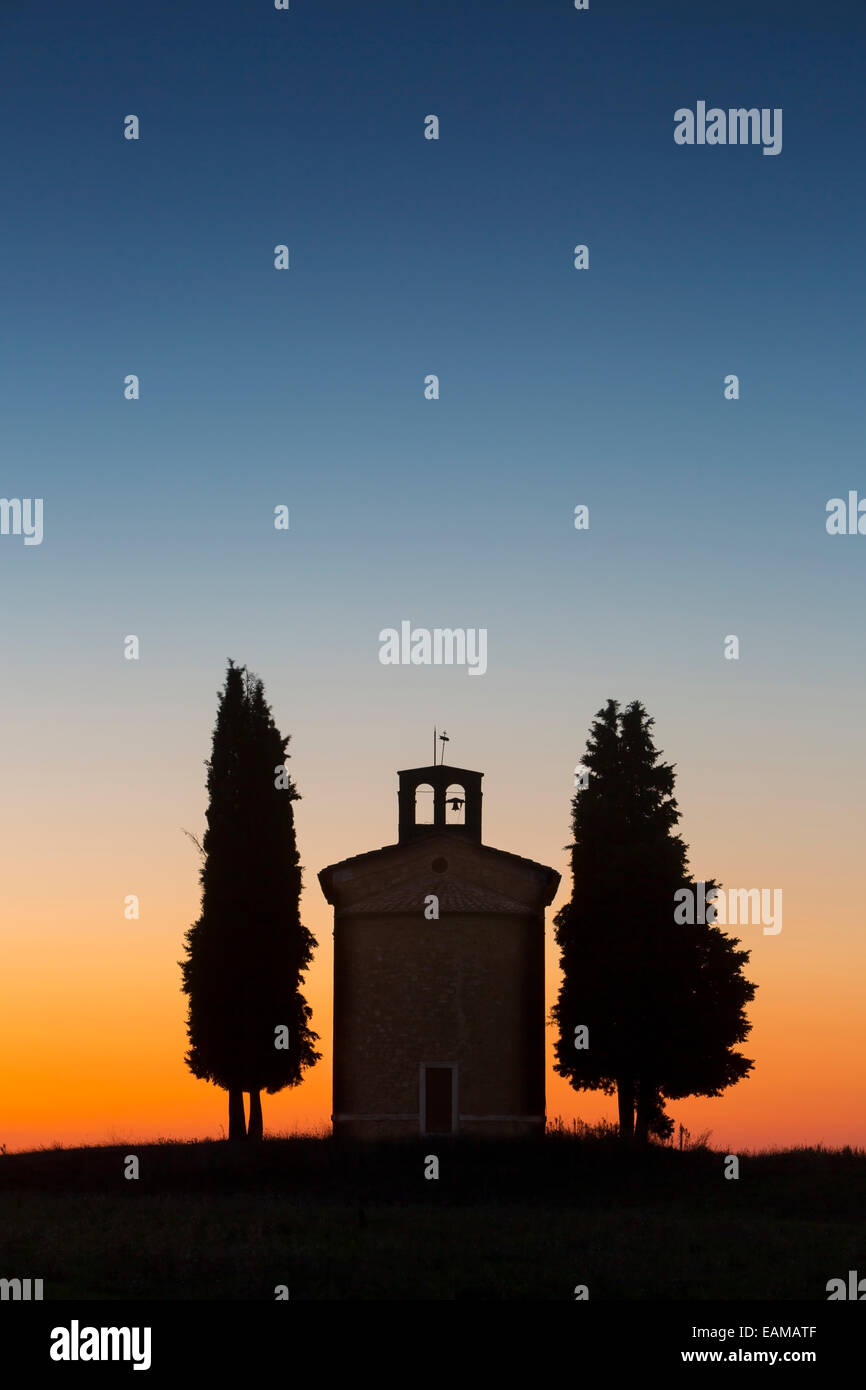 Crépuscule sur le minuscule Cappella di Vitaleta près de San Quirico d'Orcia, Toscane, Italie Banque D'Images