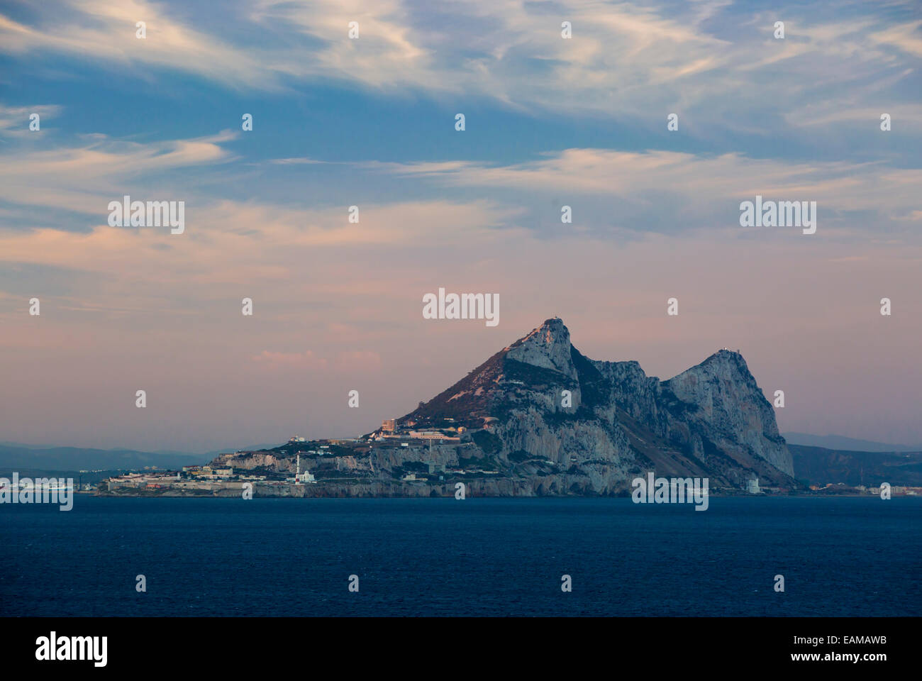 Les couleurs du crépuscule sur le rocher de Gibraltar, Gibraltar, Espagne Banque D'Images