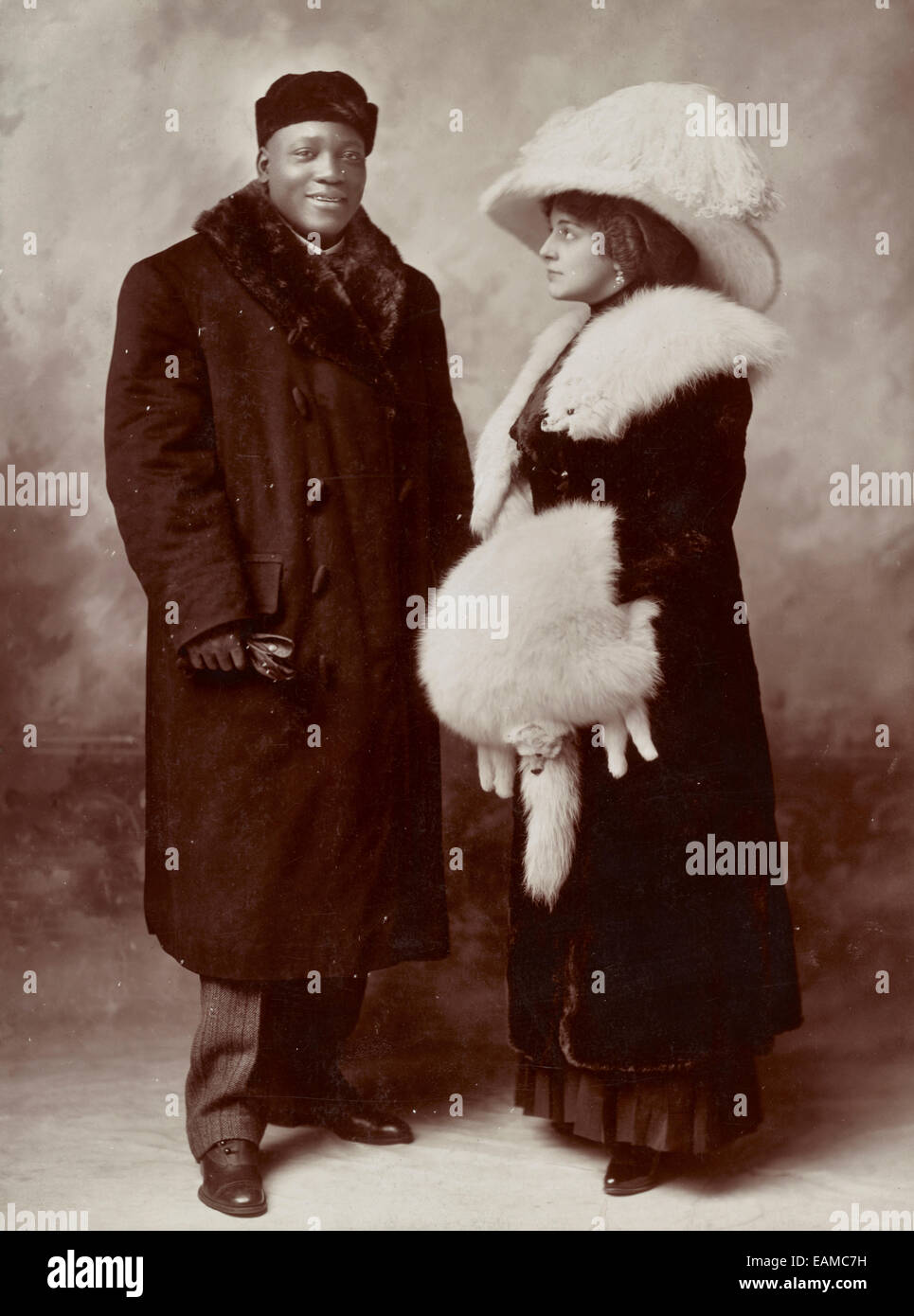 Jack Johnson et son épouse Etta, portrait en pied, debout, portant des manteaux d'hiver, vers 1910 Banque D'Images