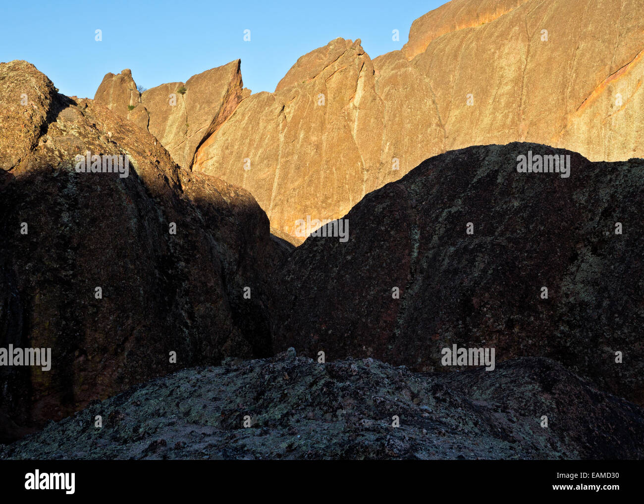 CA02406-00...CALIFORNIE - balcons colorés des pierres à la domaine de Pinnacles National Park. Banque D'Images