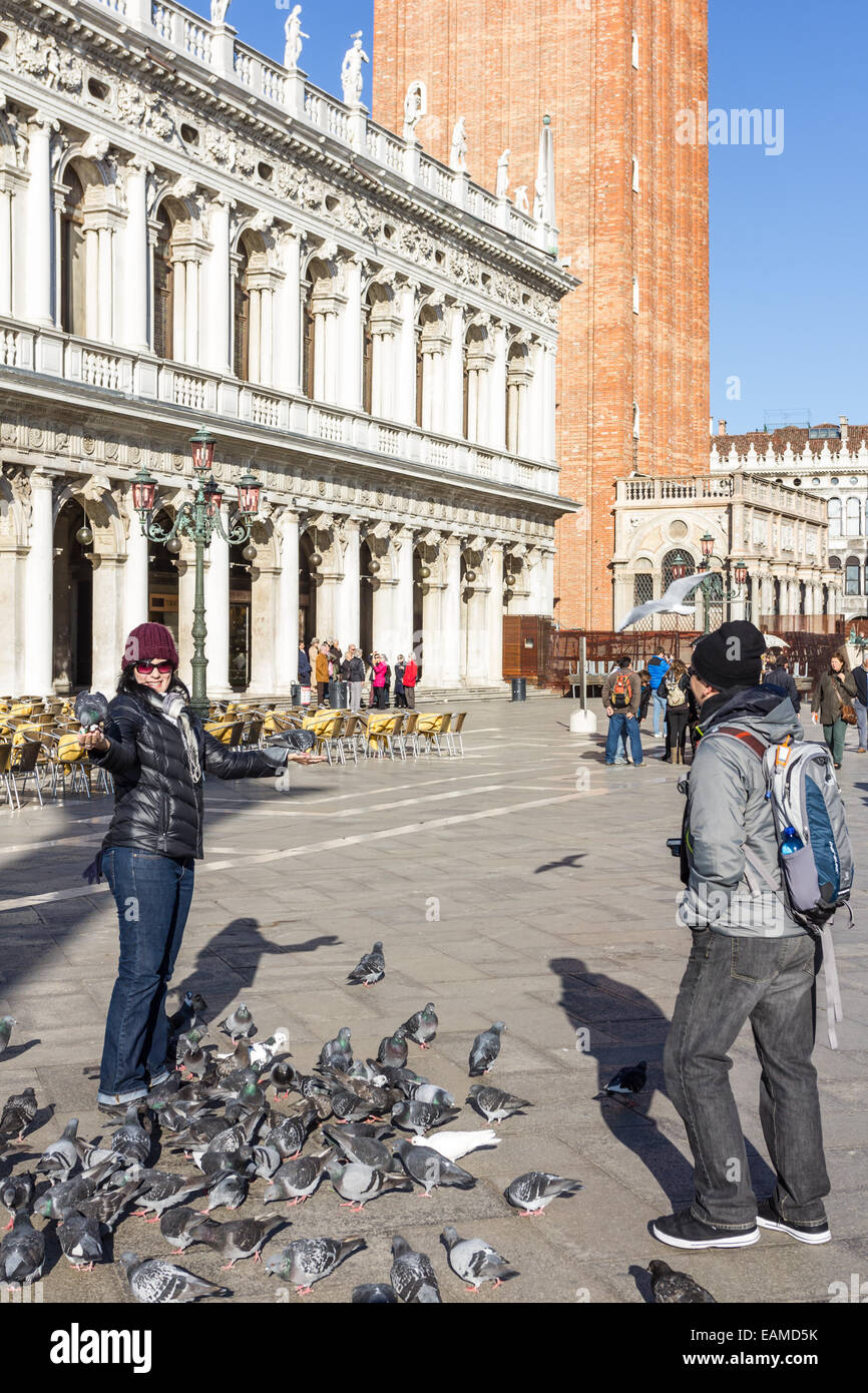 L'alimentation des gens dans les pigeons de la place Saint Marc, Venise, Italie Banque D'Images