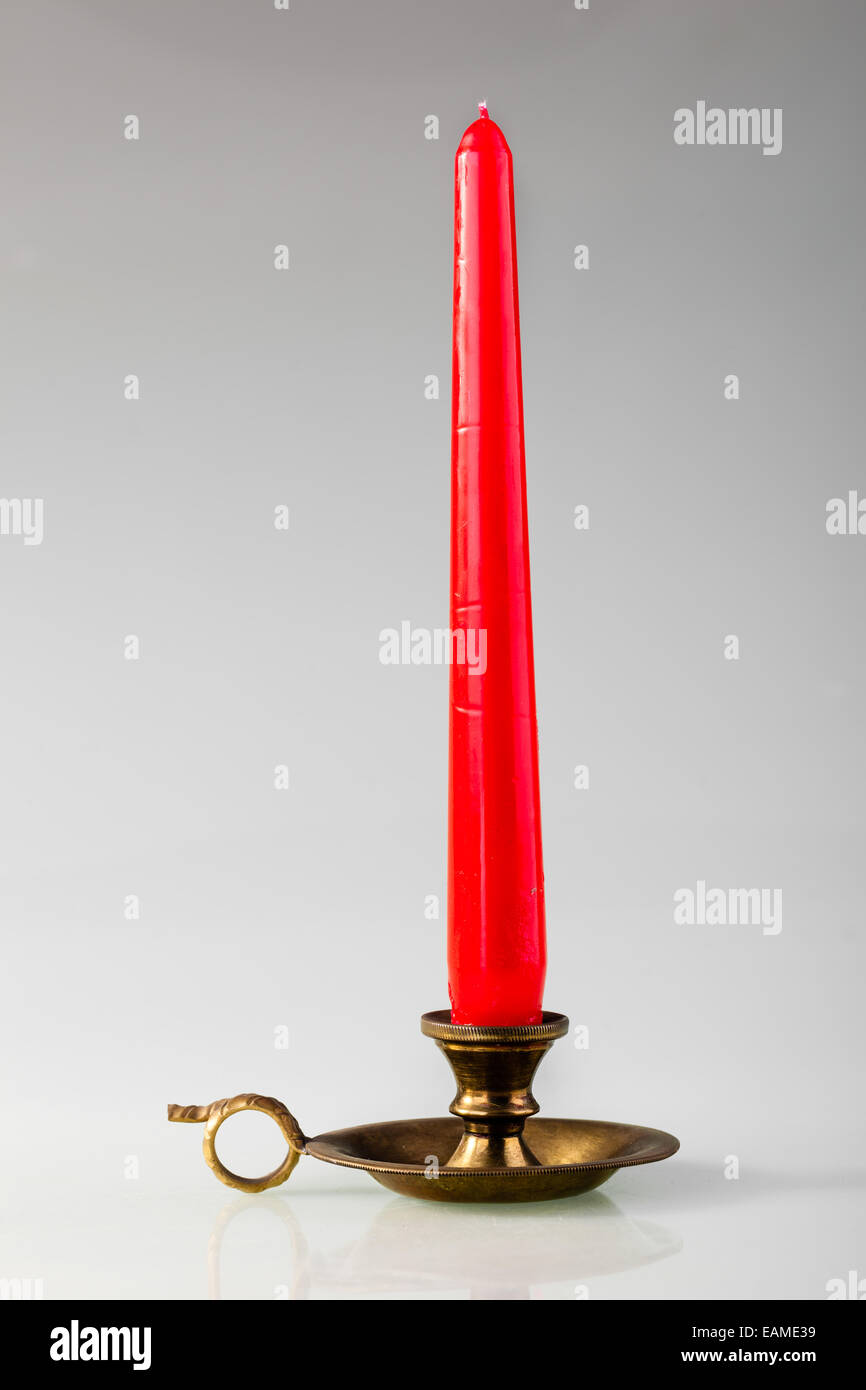 Chandelier antique rétro avec bougie rouge sur un fond gris Banque D'Images