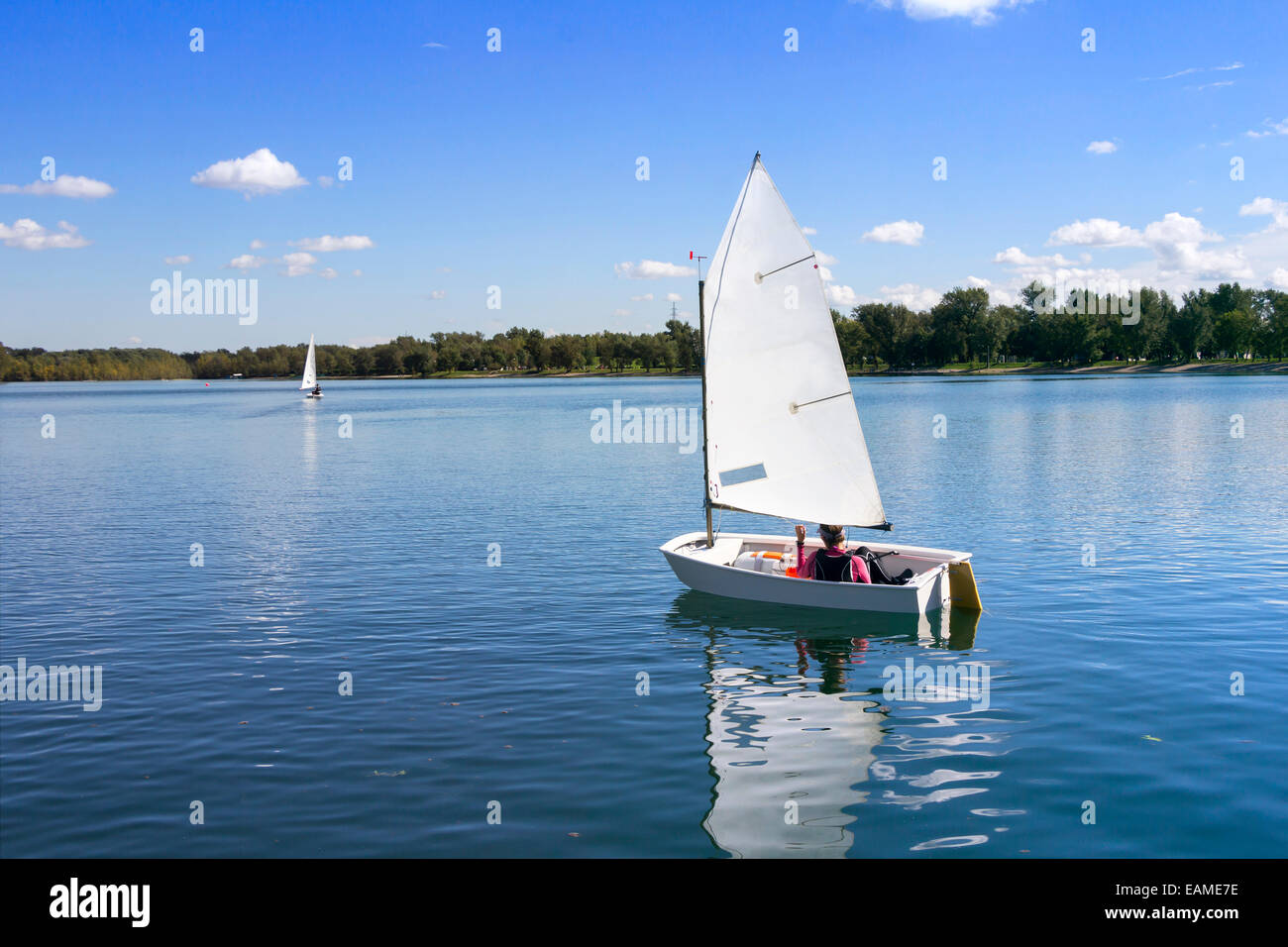 Petit bateau blanc de la voile sur le lac sur une belle journée ensoleillée Banque D'Images