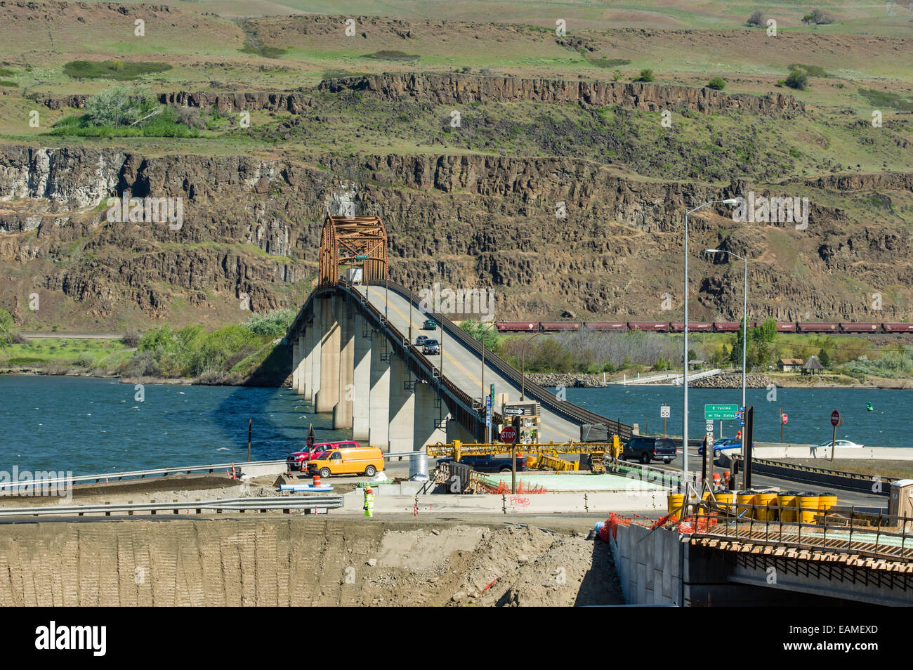 Construction à proximité du pont sur le Rapids Biggs fleuve Columbia. Wasco Comté (Oregon). Banque D'Images