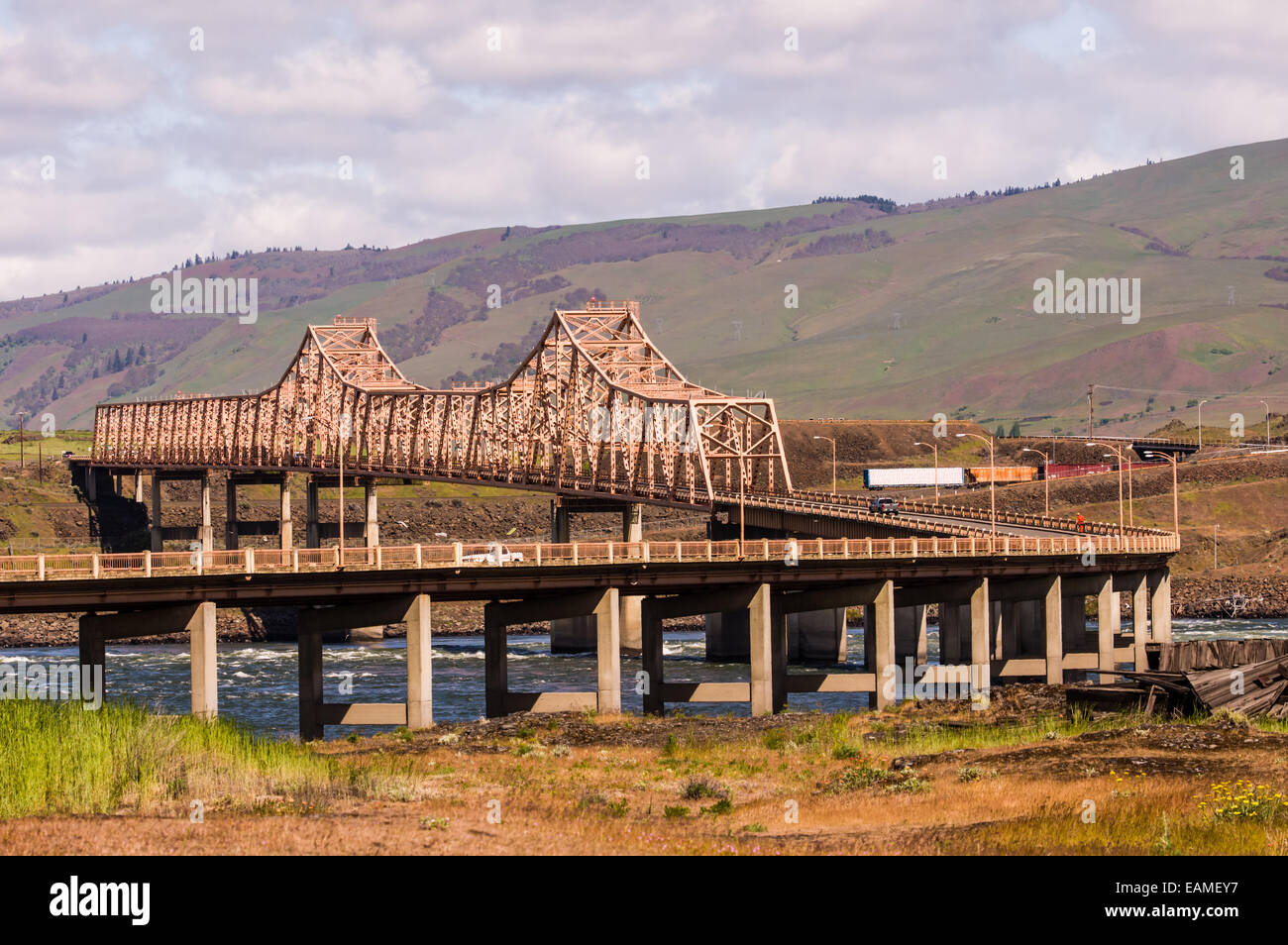 Le Département de la passerelle, un pont en treillis cantilever en acier traverse le fleuve Columbia. The Dalles, Oregon Banque D'Images