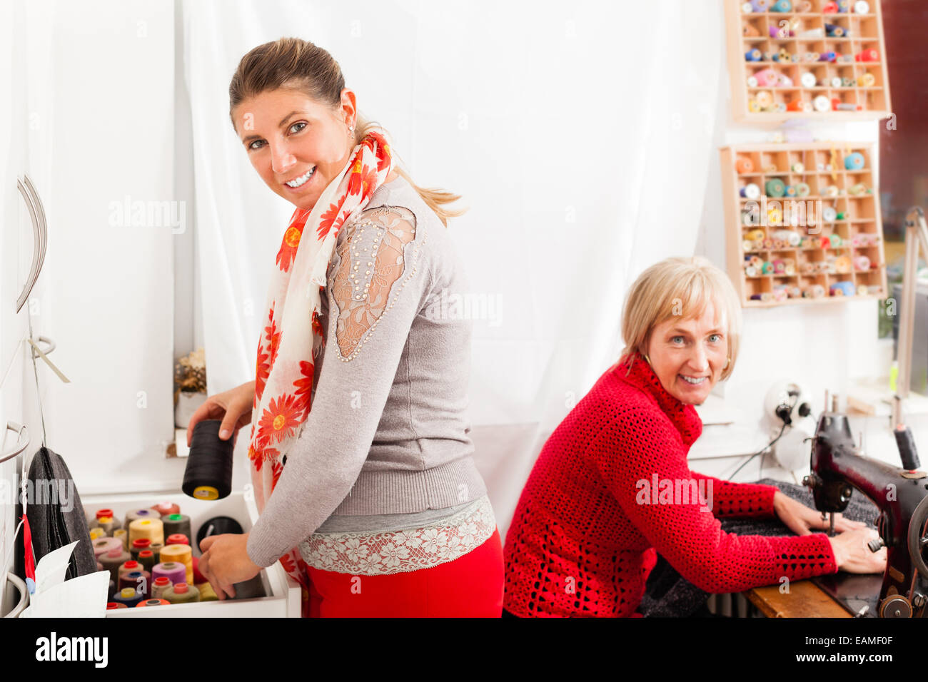 Deux heureux couturières qui travaillent dans une boutique de Taylor Banque D'Images