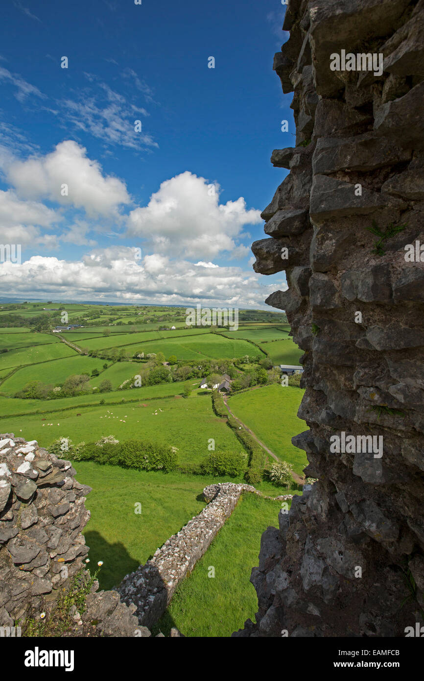 Vue spectaculaire de vastes terres Emeraude sur collines sous ciel bleu à partir de ruines de colline Carrig Cennen castle au Pays de Galles Banque D'Images