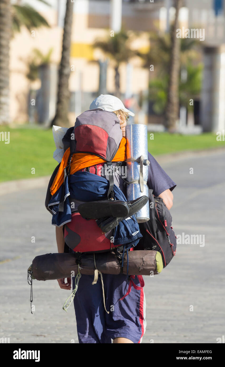 Jeune homme avec un grand sac à dos transportant du matériel de camping en  Espagne Photo Stock - Alamy