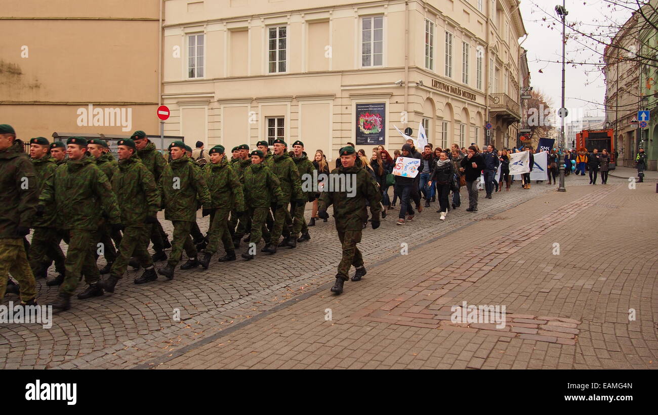 Vilnius, Lituanie. 17 novembre, 2014. Défilé étudiant protégé de la police. Global Student Day celebration à Vilnius a commencé par une procession d'étudiants dans les rues avec la protection de la police. Crédit : RUSLAN MINIAILOV/Alamy Live News Banque D'Images