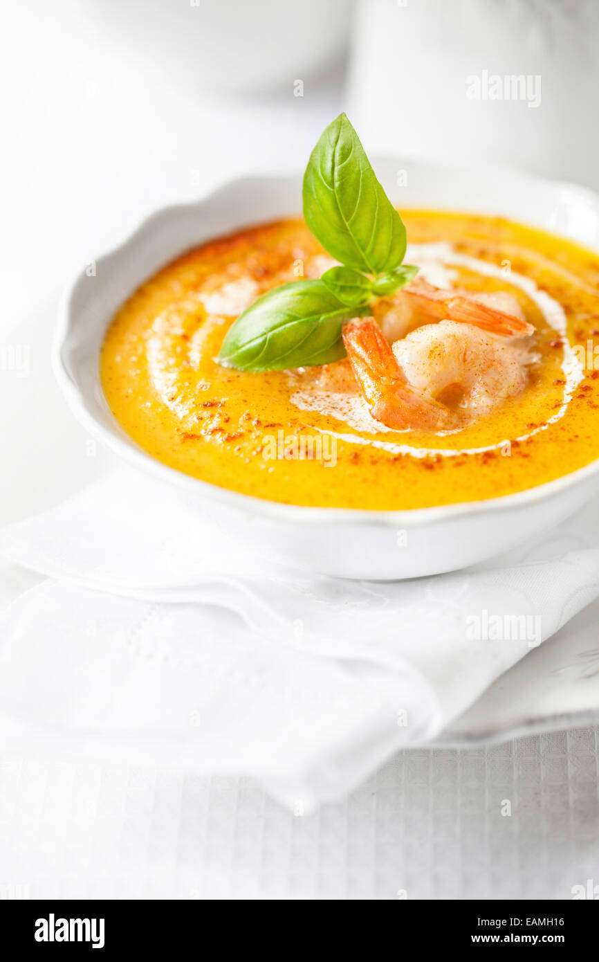 Soupe de potiron aux crevettes et basilic Banque D'Images