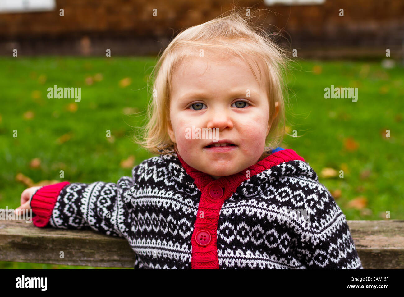 Portrait de vie d'un jeune enfant âgé d'un an à l'extérieur. Banque D'Images