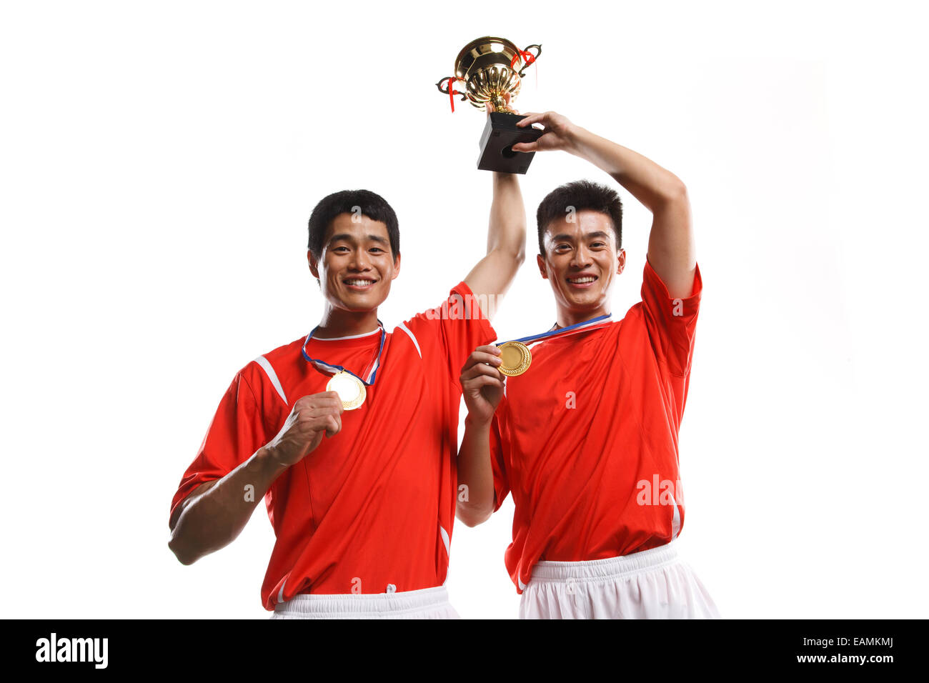 Les joueurs de football de célébrer les succès avec une médaille d'or Banque D'Images