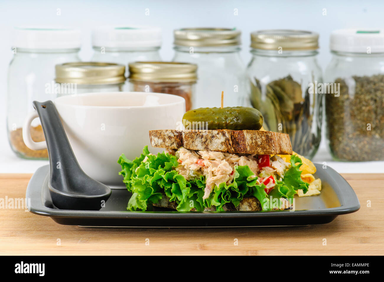 Sandwich à la salade de thon avec de la laitue sur le seigle toast avec soupe à la courge musquée, croustilles de pommes de terre, et un cornichon Banque D'Images