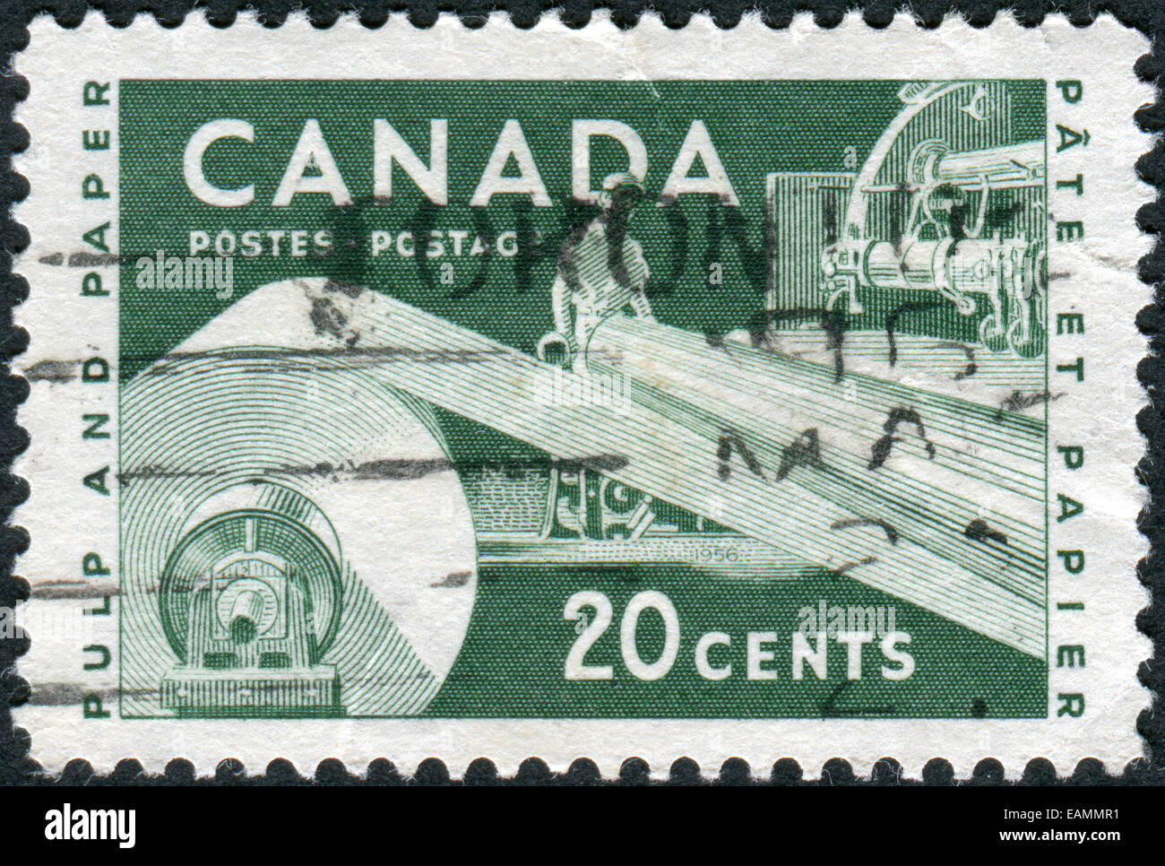 CANADA - VERS 1956 : timbre-poste imprimé au Canada, dédiée à l'industrie du papier, montre les pâtes et papiers, vers 1956 Banque D'Images