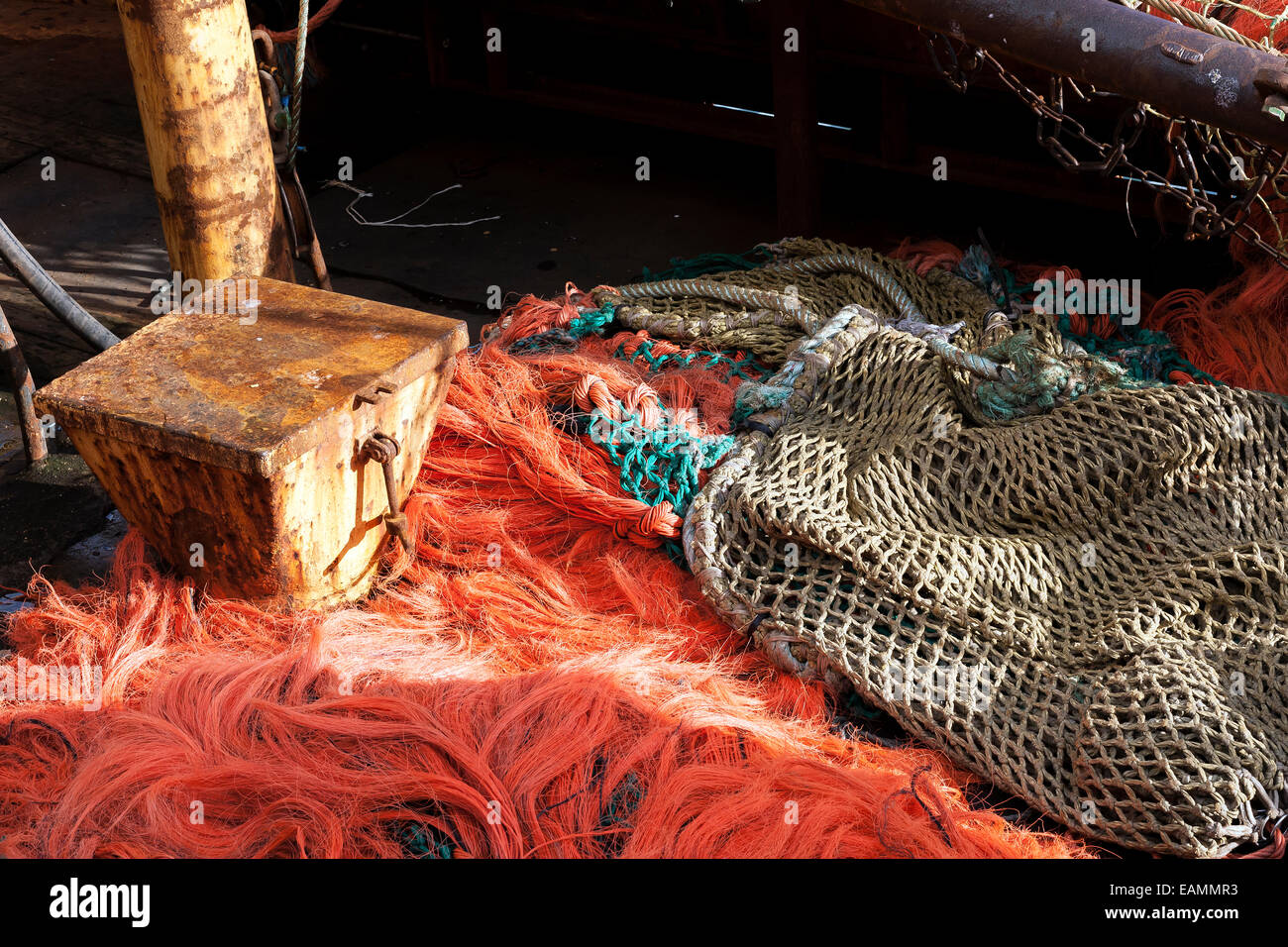 Filets de chalutiers, chalutier amarré à Brixham avec la flotte, les marchandises générales, voyage, navire, de la cargaison, avant, par antenne, l'exportation, le camionnage, v Banque D'Images