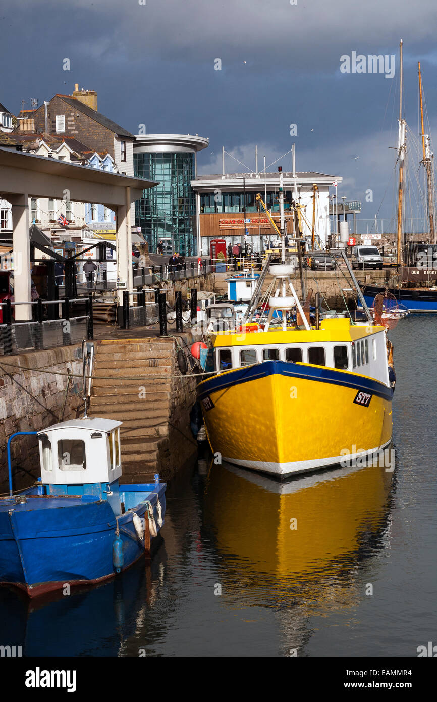Trawler st7 amarré à Brixham avec la flotte, les marchandises générales, voyage, navire, de la cargaison, avant, par antenne, l'exportation, de camionnage, d'afficher, vess Banque D'Images