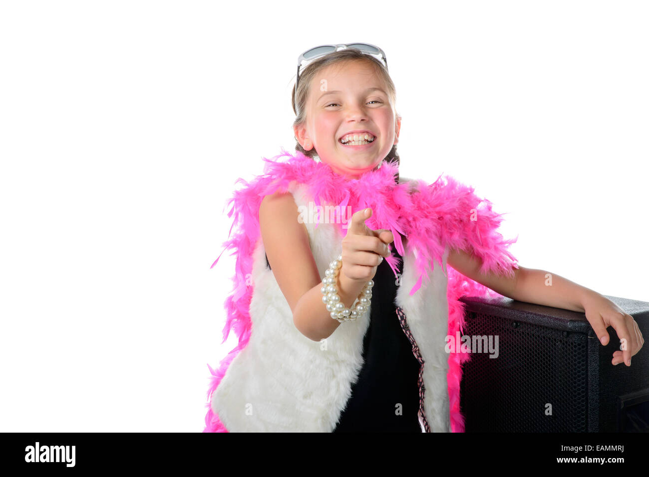 Une jolie petite fille avec un boa de plume rose sur le fond blanc Banque D'Images