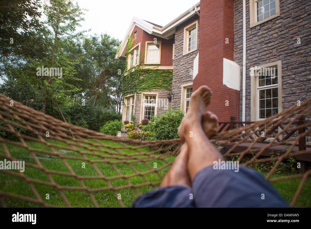L'Oriental homme couché dans le hamac Banque D'Images