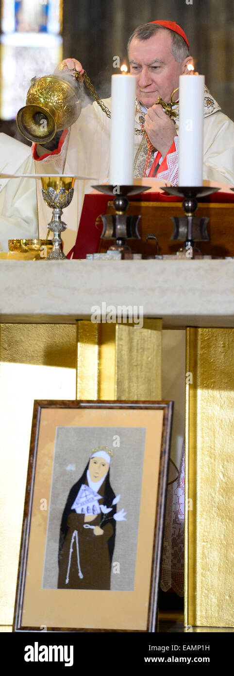 Secrétaire d'état du Vatican Pietro Parolin célèbre la Messe à la Cathédrale St Vitus au Château de Prague à Prague, République tchèque, 15 novembre 2014 à l'occasion des 25 ans de la liberté dans le pays. (CTK Photo/Roman Vondrous) Banque D'Images