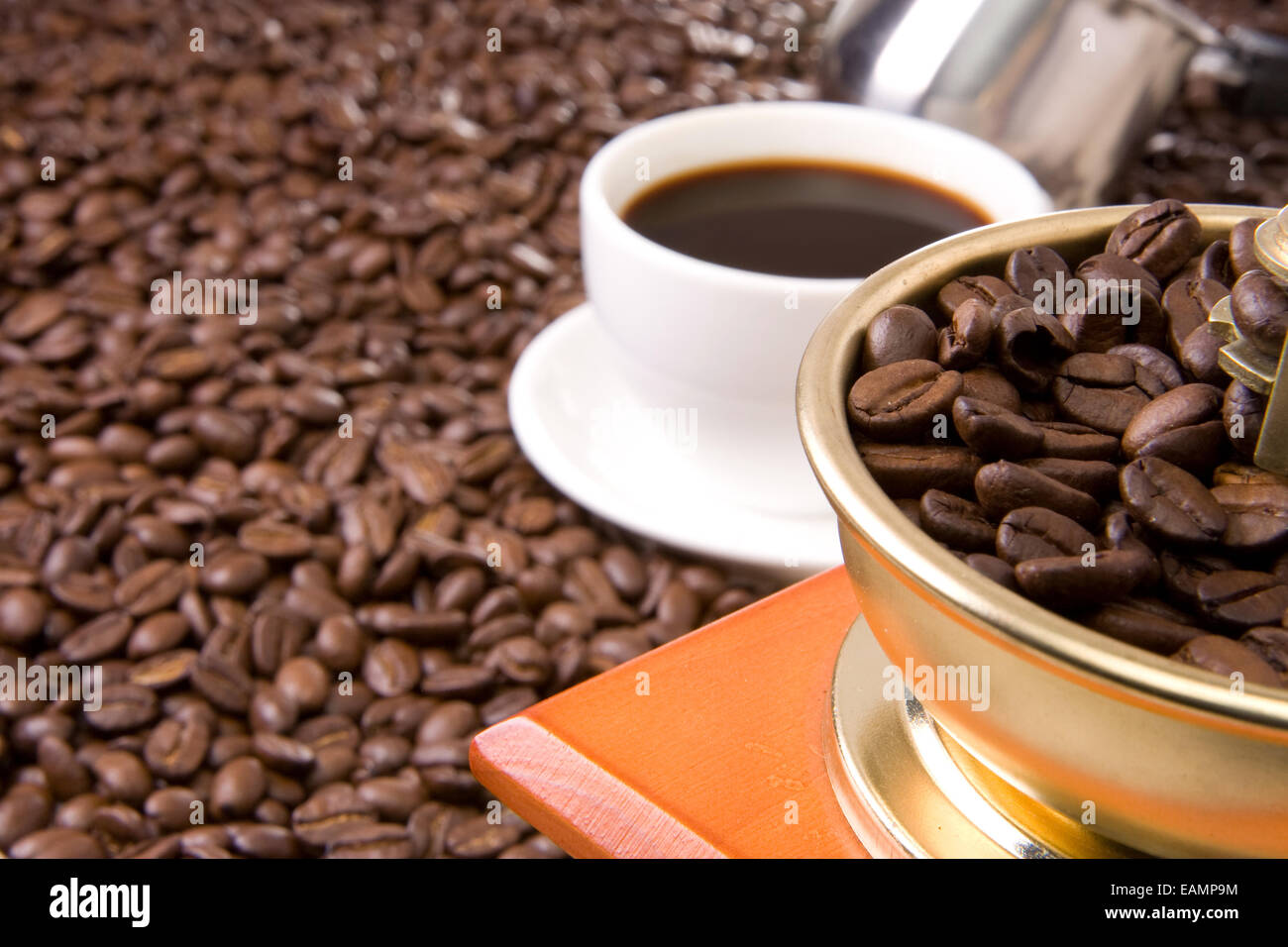 Tasse de café, de fèves et plein broyeur pot Banque D'Images