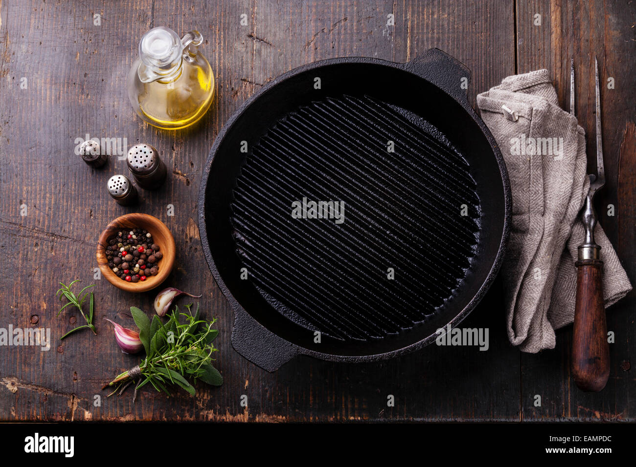 Vide Fer noir gril et fourchette à viande sur fond de texture en bois Banque D'Images