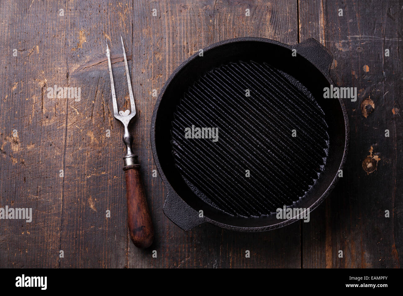 Vide Fer noir gril et fourchette à viande sur fond de texture en bois Banque D'Images