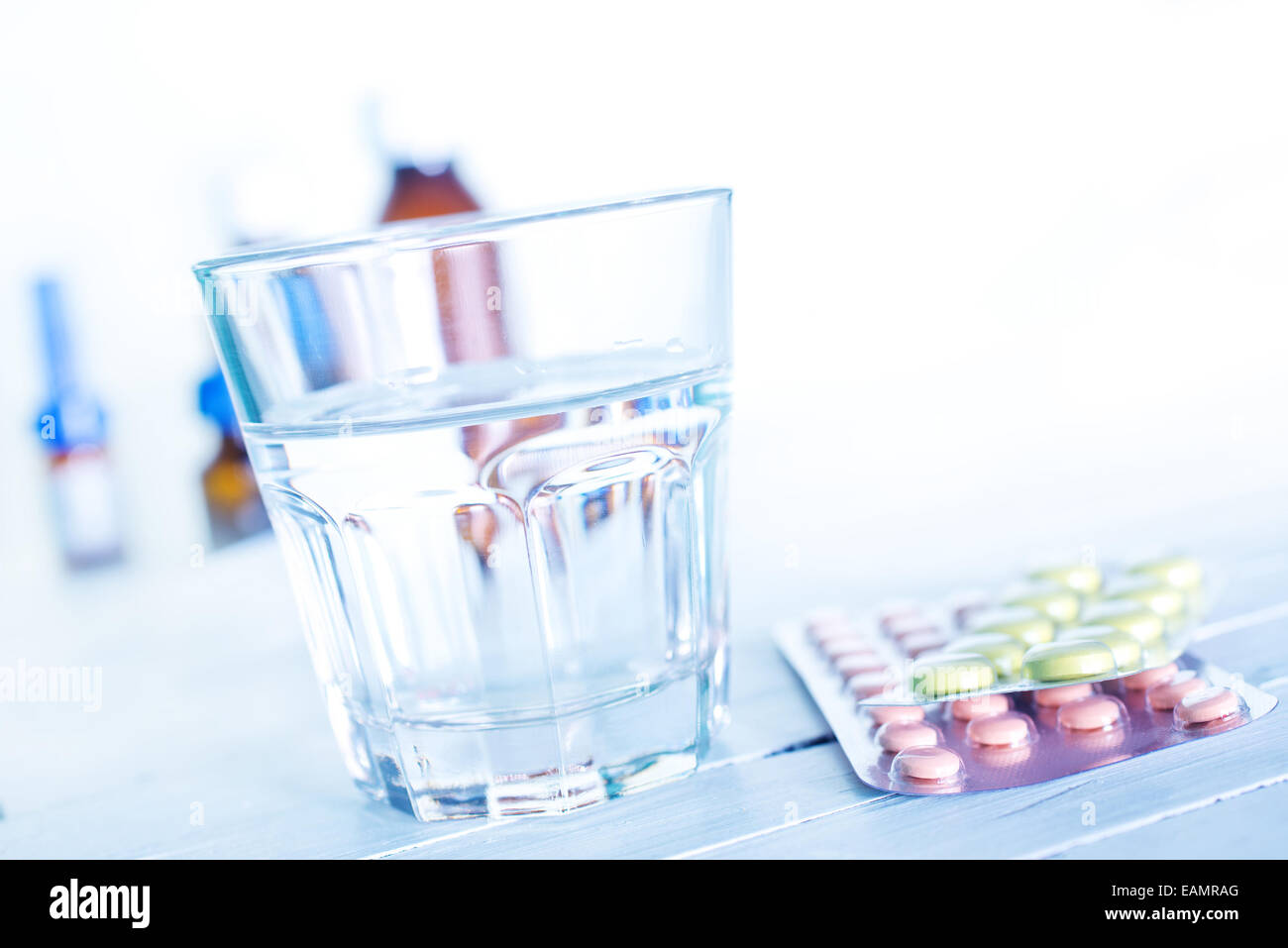 L'eau verre et comprimé sur une table Banque D'Images