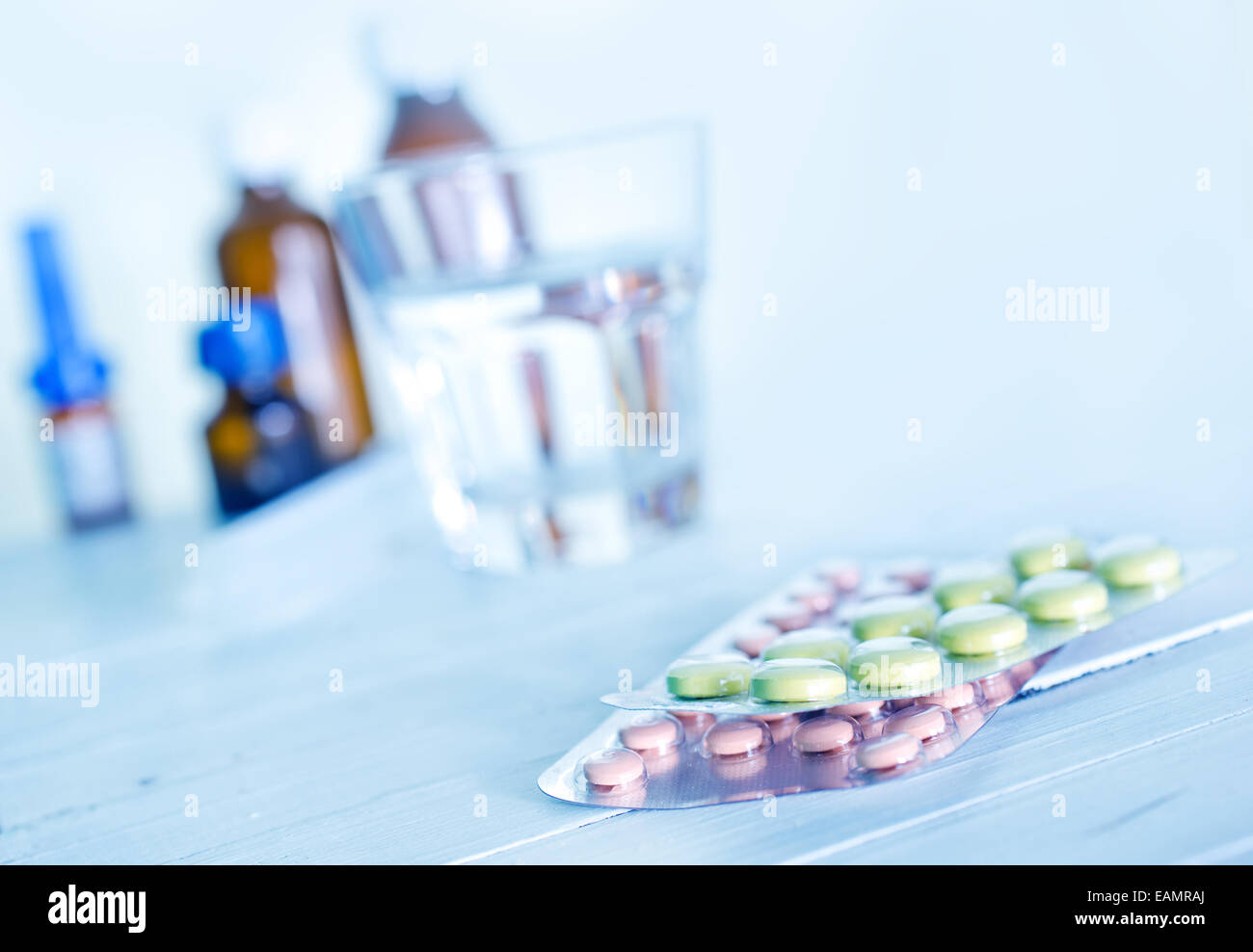 L'eau verre et comprimé sur une table Banque D'Images