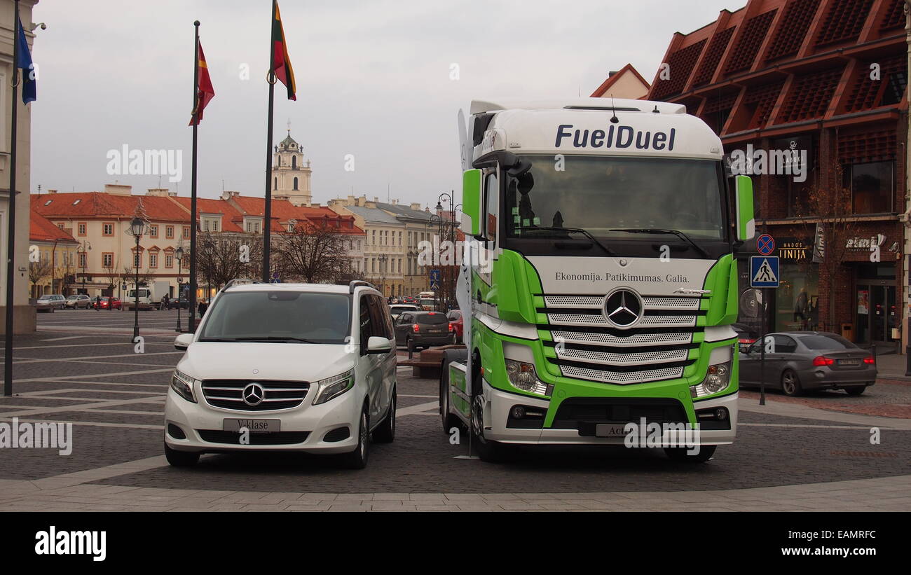 Vilnius, Lituanie. Mercedes Benz Actros V-Class et FuelDuel annoncé sur la place de la vieille ville. Banque D'Images