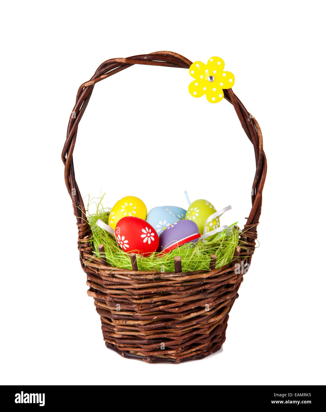 Panier de Pâques avec les oeufs colorés, isolé sur fond blanc Banque D'Images