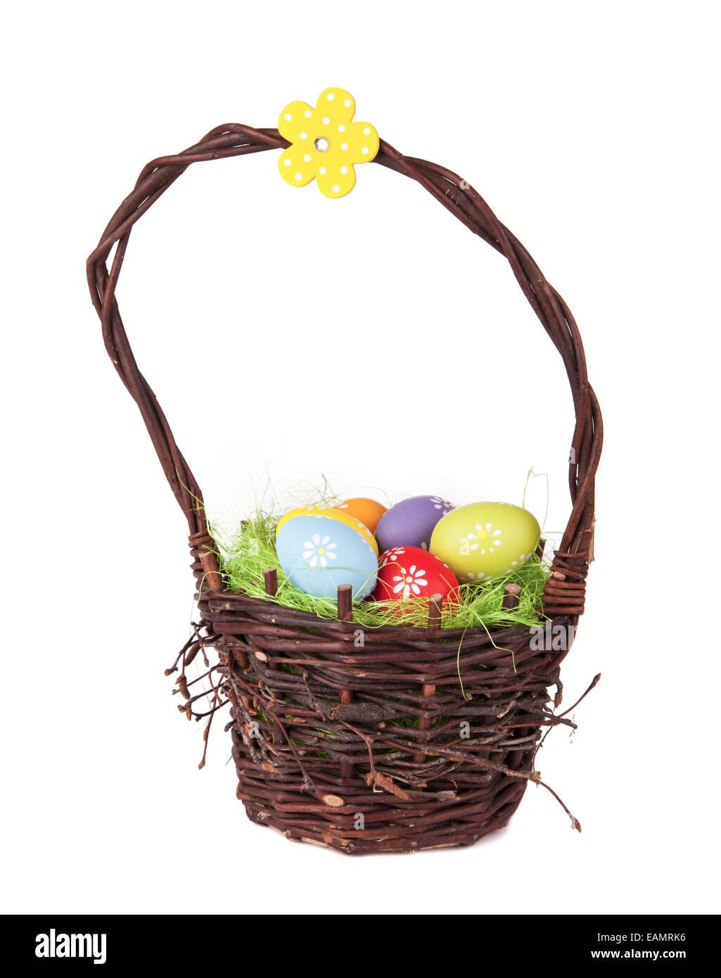Panier de Pâques avec les oeufs colorés, isolé sur fond blanc Banque D'Images