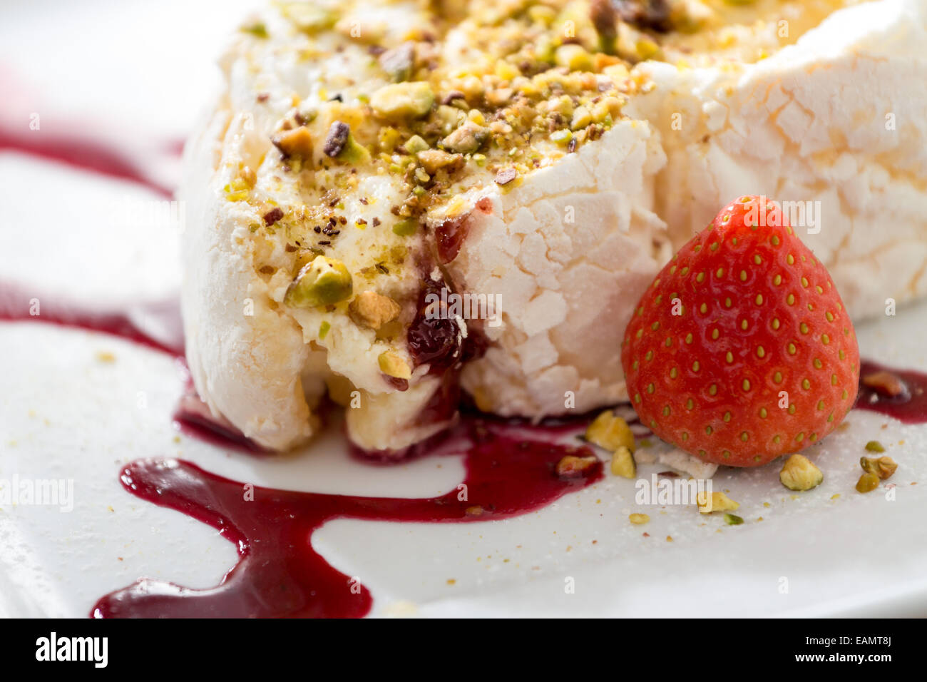 Roulade de meringue à la pistache et fraise Banque D'Images