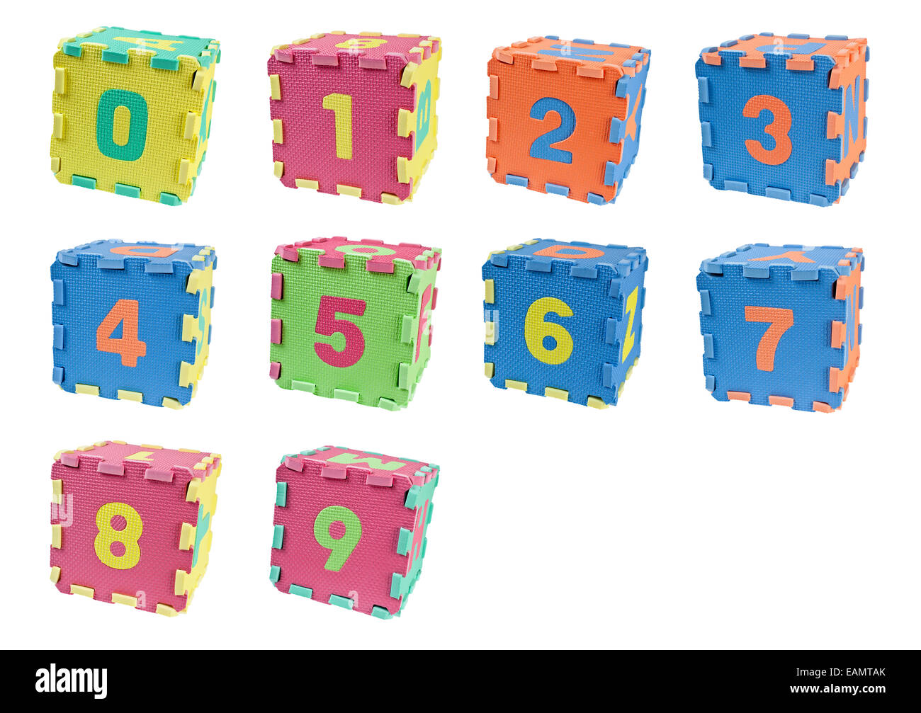 Blocs de jouets cubes formant avec le nombre zéro à neuf isolé sur fond blanc Banque D'Images