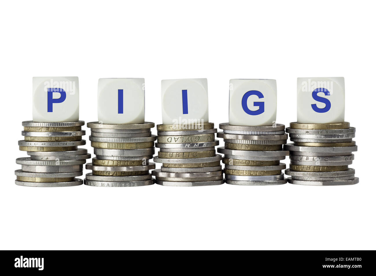 Des piles de pièces de monnaie avec les lettres PIIGS isolé sur fond blanc Banque D'Images