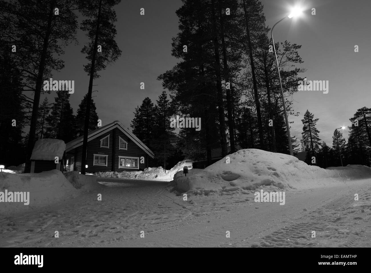 Un paysage enneigé avec une cabine capturés durant la nuit, Yllas Laponie finlandaise Banque D'Images