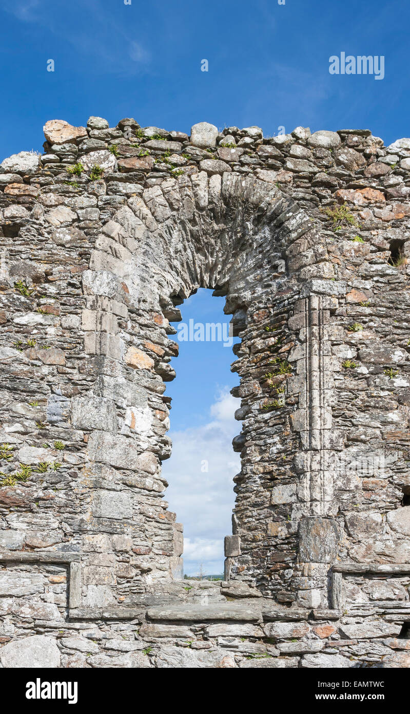 L'ancienne fenêtre de la cathédrale de Glendalough, Wicklow, Irlande Banque D'Images