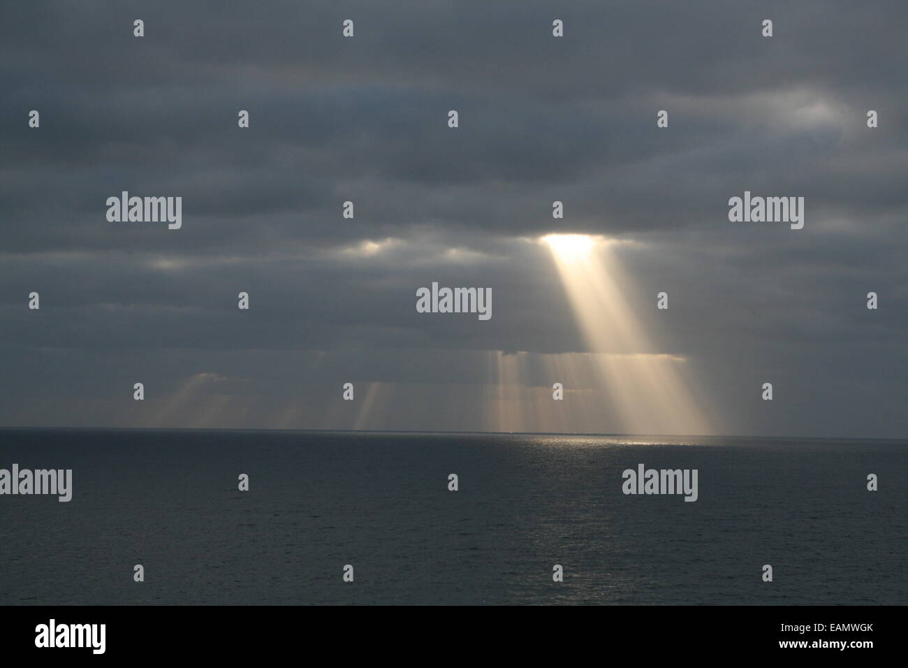 Belle vue sur les rayons du soleil percent les nuages dans de nombreux endroits sur une mer Banque D'Images